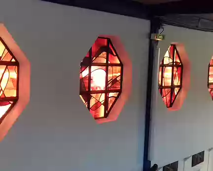 029 Côté sud, les vitraux rouge-orangé évoquent la lumière